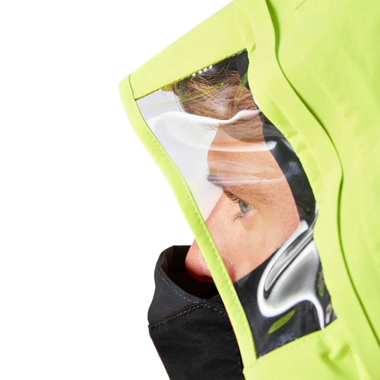 Vue de profil porté capuche + col fermés