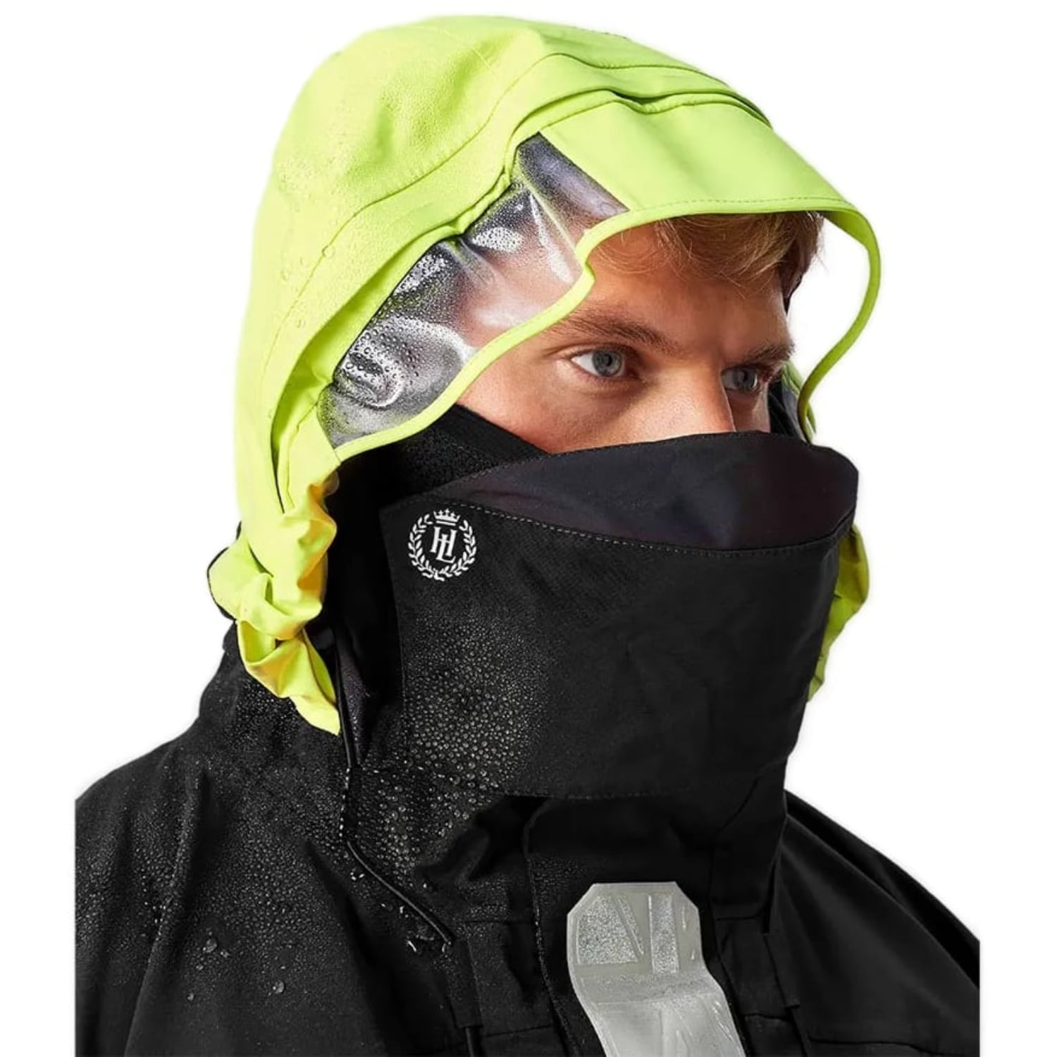 Vue porté capuche et col fermés