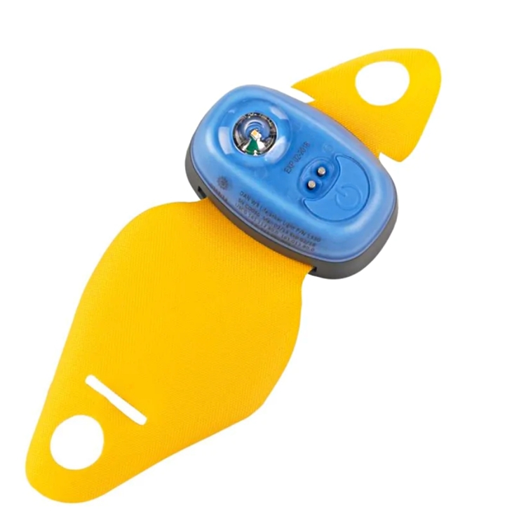 Lampe Flash LED automatique W3 SOLAS avec patte d'accrochage pour gilet de sauvetage par Daniamant - Daniamant
